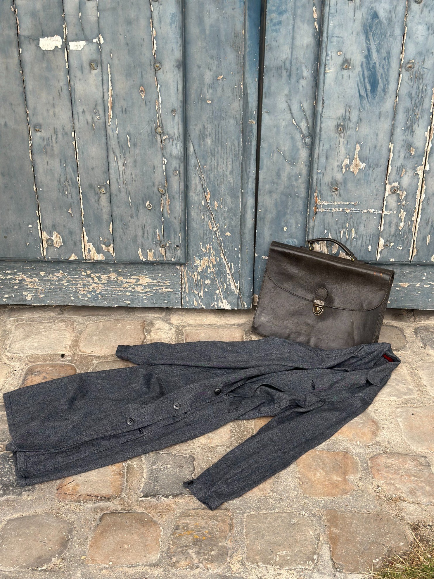 Le vêtement et la serviette, contre la porte